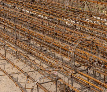 長車卡車。扁床卡車。建筑施工。運輸帶板到工地